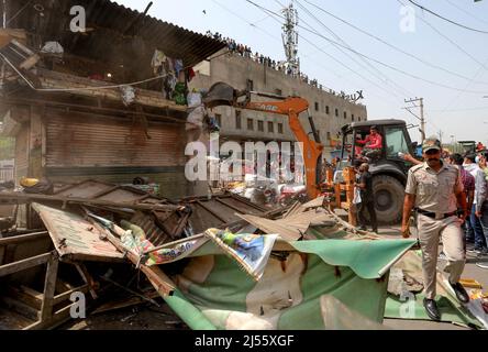 Ein Bulldozer zerstört eine illegale Struktur während einer gemeinsamen Anti-Agrounchment-Kampagne der North Delhi Municipal Corporation (MCD) in der Region Jahangirpuri. Stockfoto