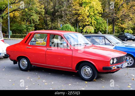 Bukarest, Rumänien, 24. Oktober 2021: Altes, lebhaft rotes rumänisches Dacia 1310-Oldtimer, das im Jahr 1987 produziert wurde, parkte in einer Straße im Stadtzentrum, in einer s Stockfoto