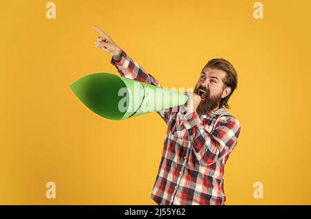 Förderung der Unternehmenswerbung. Bärtiger Mann mit wichtiger Ankündigung. große Eröffnung. Marketing und Werbung. Reifer Mann im Hemd mit Papier Stockfoto