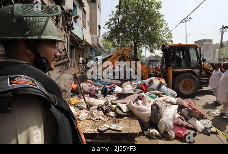 Neu-Delhi, Indien. 20. April 2022. Ein Bulldozer zerstört eine illegale Struktur während einer gemeinsamen Anti-Agrounchment-Kampagne der North Delhi Municipal Corporation (MCD) in der Region Jahangirpuri. (Bild: © Naveen Sharma/SOPA Images via ZUMA Press Wire) Stockfoto
