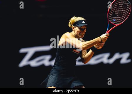 Stuttgart, Deutschland. 20. April 2022. Angelique Kerber aus Deutschland in Aktion während ihres 1. Round-Singles-Spiels des Porsche Tennis Grand Prix 2022 gegen Anet Kontaveit aus Estland in der Porsche Arena in Stuttgart Dan O' Connor/SPP Credit: SPP Sport Press Photo. /Alamy Live News Stockfoto