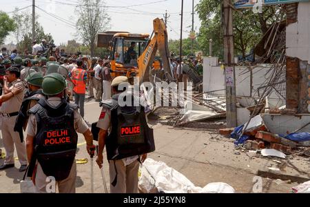 Neu-Delhi, Indien. 20. April 2022. Ein Bulldozer zerstört eine illegale Struktur während einer gemeinsamen Anti-Agrounchment-Kampagne der North Delhi Municipal Corporation (MCD) in der Region Jahangirpuri. (Bild: © Naveen Sharma/SOPA Images via ZUMA Press Wire) Stockfoto