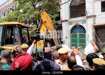 Neu-Delhi, Indien. 20. April 2022. Ein Bulldozer zerstört eine illegale Struktur während einer gemeinsamen Anti-Agrounchment-Kampagne der North Delhi Municipal Corporation (MCD) in der Region Jahangirpuri. (Bild: © Naveen Sharma/SOPA Images via ZUMA Press Wire) Stockfoto