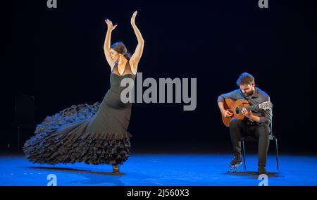 Sadlers Wells, London. 20. April 2022. Solera: Generalprobe für eine Flamenco-Produktion zur Weltpremiere (20-24. April) vereint Paco Peña und die langjährige Mitarbeiterin, Regisseurin Jude Kelly, und erforscht die künstlerische Weisheit und die Furchtlosigkeit der Jugend auf der Suche nach neuem Ausdruck. SOLERA zeigt sowohl junge als auch reife Darsteller. (Siehe Hinweise zur redaktionellen Verwendung). Bild: Die Flamenco-Tänzerin Adriana Bilbao und der Flamenco-Gitarrist Dani de Morón. Quelle: Malcolm Park/Alamy Live News. Stockfoto