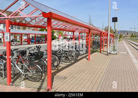 Breisach, Deutschland - April 2022: Baldachin für den großen Fahrradparkplatz auf dem Bahnsteig am Bahnhof Breisach. Stockfoto