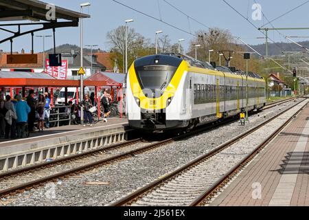 Breisach, Deutschland - April 2022: Moderner elektrischer Pendlerzug mit Ankunft am Bahnhof Breisach, dem Endbahnhof der Strecke. Stockfoto