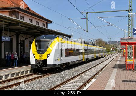 Breisach, Deutschland - April 2022: Moderner elektrischer Pendlerzug mit Ankunft am Bahnhof Breisach, dem Endbahnhof der Strecke. Stockfoto