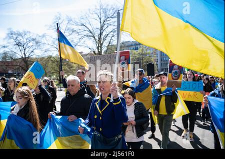 16.04.2022, Berlin, Deutschland, Europa - Ukrainer und Anhänger protestieren bei einer Demonstration beim alternativen ostermarsch für wahren Frieden in der Ukraine. Stockfoto