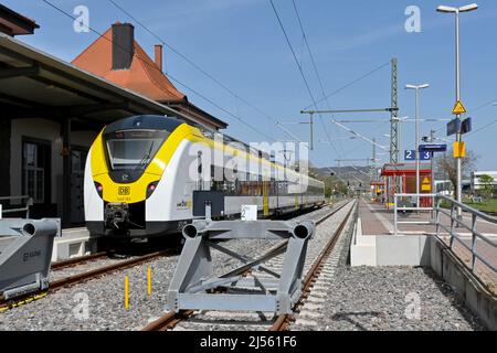 Breisach, Deutschland - April 2022: Zug auf einer der Bahnsteige des Bahnhofs Breisach, der Endstation der Strecke Stockfoto