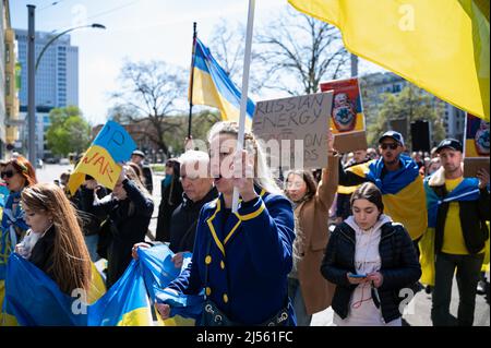 16.04.2022, Berlin, Deutschland, Europa - Ukrainer und Anhänger protestieren bei einer Demonstration beim alternativen ostermarsch für wahren Frieden in der Ukraine. Stockfoto