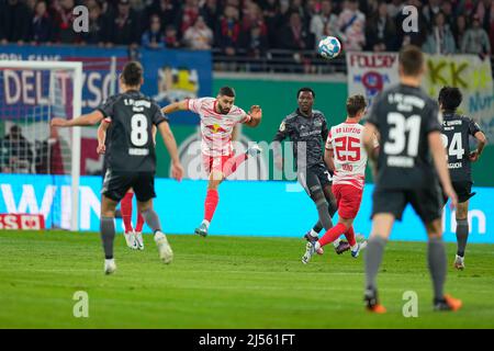 Red Bull Arena, Leipzig, Deutschland. 20. April 2022. Josko Gvardiol von RB Leipzig führt beim RB Leipzig gegen den FC Union Berlin, DFB-Pokal Halbfinale in der Red Bull Arena, Leipzig, Deutschland. Kim Price/CSM/Alamy Live News Stockfoto