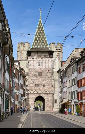 Basel, Schweiz - April 2022: Turm des Spalentors in der Nähe des Stadtzentrums. Es ist Teil der alten Stadtmauer. Stockfoto