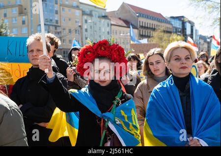 16.04.2022, Berlin, Deutschland, Europa - ukrainische Frauen und Demonstranten protestieren gemeinsam bei der Abschlusskundgebung im März für einen wahren Friedensprotest. Stockfoto