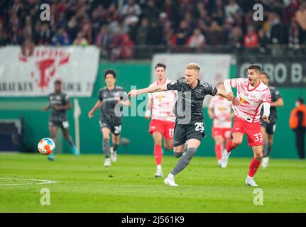 Red Bull Arena, Leipzig, Deutschland. 20. April 2022. André Silva von RB Leipzig kämpft um den Ball mit Timo Baumgartl von der Union Berlin während RB Leipzig gegen den FC Union Berlin, DFB-Pokal Halbfinale in der Red Bull Arena, Leipzig, Deutschland. Kim Price/CSM/Alamy Live News Stockfoto