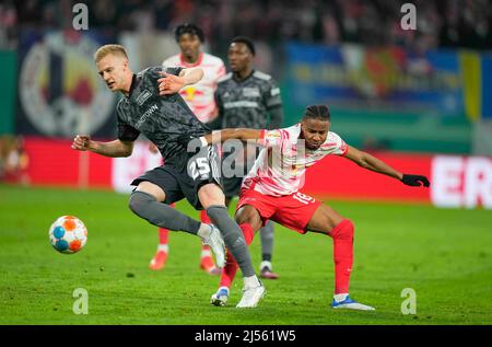 Red Bull Arena, Leipzig, Deutschland. 20. April 2022. Timo Baumgartl von der Union Berlin kämpft mit Christopher Nkunku von RB Leipzig während RB Leipzig gegen den FC Union Berlin, DFB-Pokal Halbfinale in der Red Bull Arena, Leipzig, Deutschland. Kim Price/CSM/Alamy Live News Stockfoto