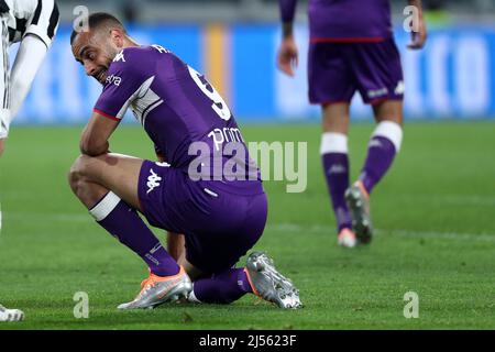 Turin, Italien, 20. April 2022, , Arthur Cabral vom AFC Fiorentina sieht beim Halbfinale von Coppa Italia mit 2. Beinen zwischen dem FC Juventus und ACF Fiorentina am 20. April 2022 im Allianz Stadium in Turin, Italien, niedergeschlagen aus. Stockfoto