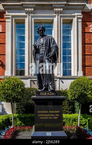 Institution of Engineering & Technology London - das IET HQ London am Savoy Place London mit Michael Faraday Statue vor dem Gebäude. Stockfoto