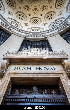 Bush House London - das Portico des Bush House in Kingsway, jetzt Teil des Kings College Strand Campus, früher der Hauptsitz des BBC World Service. Stockfoto