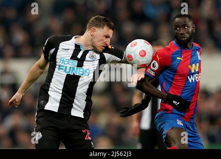 Chris Wood von Newcastle United kämpft während des Premier League-Spiels im St. James' Park, Newcastle upon Tyne, gegen Cheikhou Kouyate von Crystal Palace. Bilddatum: Mittwoch, 20. April 2022. Stockfoto