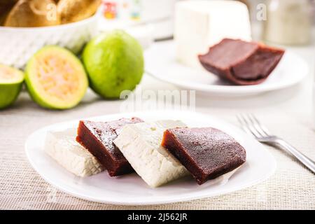 Romeo e Julieta, brasilianische Süßspeise und Dessert mit Käse und Guava, typische Mahlzeit von Minas Gerais Stockfoto