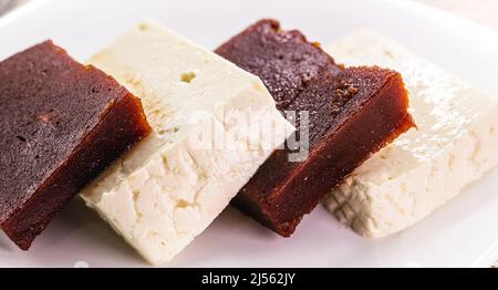 Romeo e Julieta, brasilianische Süßspeise und Dessert mit Käse und Guava, typische Mahlzeit von Minas Gerais Stockfoto