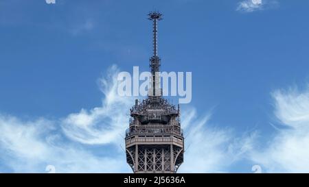 Paris, Frankreich - September 2016: Nahaufnahme des Eiffelturms in Paris, geschossen gegen einen blauen Himmel Stockfoto