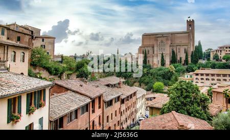 Siena, Toscana, Italien - 2019. September: Traditionelle Skyline der Stadt Siena mit der Basilika San Domenico Stockfoto