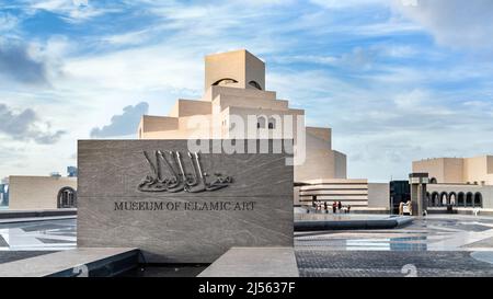 Doha, Katar - Februar 2019: Museum für Islamische Kunst Beschilderung. Entworfen von der weltberühmten Architekten im PEI, in Doha Corniche. Stockfoto