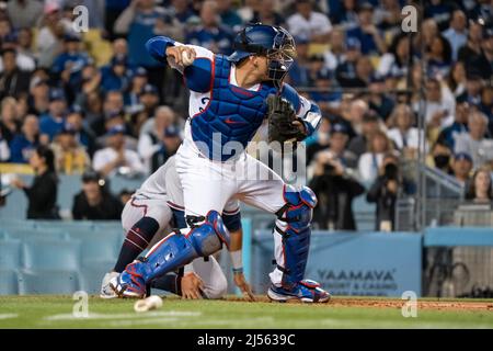 Los Angeles Dodgers Catcher Austin Barnes (15) wirft während eines MLB-Spiels gegen die Atlanta Braves, Dienstag, 19. April 2022, auf Dodger S auf die dritte Basis Stockfoto