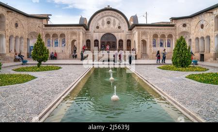 Kashan, Iran - Mai 2019: Architektonische Details des historischen Hauses Tabatabaei Natanzi Khaneh. Wundervolle persische Architektur. Kashan ist eine beliebte Tour Stockfoto