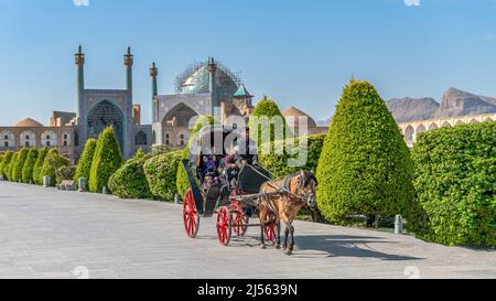 Isfahan, Iran - Mai 2019: Touristen, die eine Kutschenfahrt um den Isfahan Naqsh-e Jahan Platz machen, auch Imam Platz genannt Stockfoto