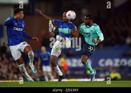 Ademola Lookman von Leicester City (rechts) und Fabian Delph von Everton (Mitte) kämpfen während des Premier League-Spiels im Goodison Park, Liverpool, um den Ball. Bilddatum: Mittwoch, 20. April 2022. Stockfoto