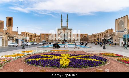 Yazd, Iran - Mai 2019: Einheimische und Touristen rund um das Tor und Minarette der Jameh Moschee von Yazd Stockfoto