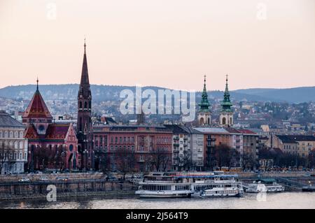 Die neogotische Kirche Szilágyi Dezso und der schlanke Glockenturm sind mit Zsolnay glasierten Fliesen in Budapest, Ungarn, bedeckt. Stockfoto