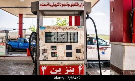 Isfahan, Iran - Mai 2019: Alte Tankstelle Ölpumpe in einer Tankstelle Stockfoto