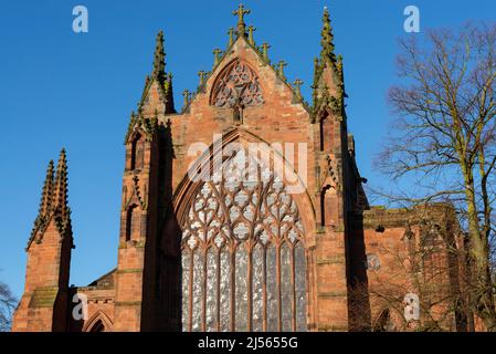 Wunderschöne alte Kathedrale an einem sonnigen Frühlingsmorgen. Stockfoto