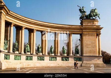 Schlangenpeitsche und rasende Pferde über der halbkreisförmigen Kolonnade auf dem Heldenplatz in Budapest, Ungarn. Stockfoto