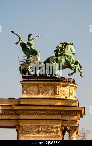 Schlangenpeitsche und rasende Pferde auf der Kolonnade auf dem Heldenplatz in Budapest, Ungarn. Stockfoto