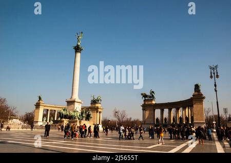 Erzengel Gabriel steht auf dem Heldenplatz in Budapest, Ungarn, auf der kannelierten Säule des Millenniums-Denkmals mit einem apostolischen Doppelkreuz. Stockfoto