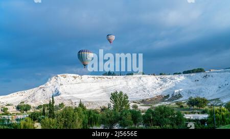 Denizli, Türkei - Oktober 2019: Heißluftballons fliegen über Pamukkale Travertin Stockfoto