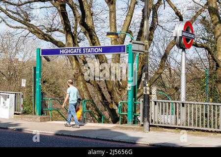 Ein Mann geht am oberen Eingang der U-Bahnstation Highgate an der Archway Road, London, Großbritannien, vorbei Stockfoto