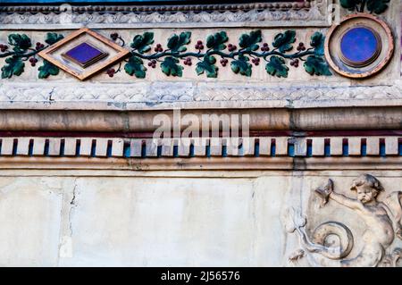 Cherub- und Flachreliefrebe in der Kunsthalle Mucsarnok Kunstpalast auf dem Heldenplatz, Budapest, Ungarn. Stockfoto