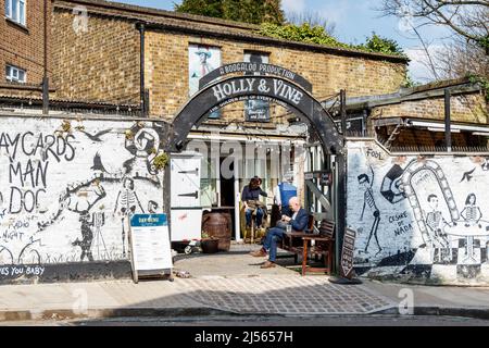 Menschen, die im Seitenhof des Boogaloo trinken, einem beliebten Pub und Veranstaltungsort an der Archway Road in Highgate, London, Großbritannien Stockfoto