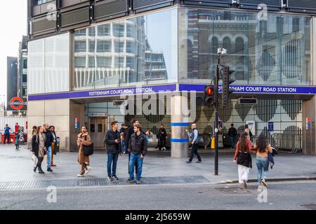Fußgängerüberweg vor der U-Bahnstation Tottenham Court Road in der Oxford Street, London, Großbritannien Stockfoto