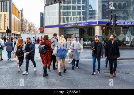 Fußgänger, die die Straße vor der U-Bahnstation Tottenham Court Road in der Oxford Street, London, Großbritannien, überqueren Stockfoto