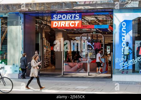 Eine Niederlassung von Sports Direct, einem Einzelhandelsgeschäft für Sportbekleidung und -Ausrüstung, in der Oxford Street, London, Großbritannien Stockfoto