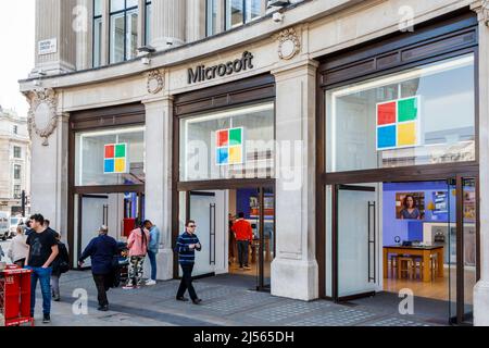 Das Microsoft-Geschäft im Oxford Circus, London, Großbritannien Stockfoto