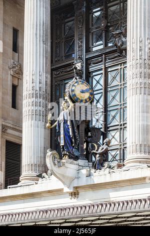 Die ornamentale Uhr über dem Eingang von Selfridges, dem berühmten Kaufhaus in der Oxford Street, London, Großbritannien Stockfoto