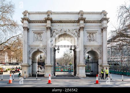 Marble Arch, ein Triumphbogen aus dem 19.. Jahrhundert mit weißem Marmor, der von John Nash in London entworfen wurde. Stockfoto