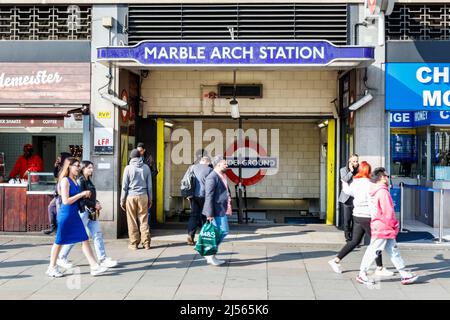 Menschen, die an der U-Bahnstation Marble Arch in der Oxford Street, London, Großbritannien, vorbeilaufen Stockfoto